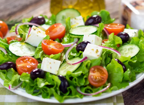 trik-memasak-salad-yunani-yang-segar-dan-nikmat