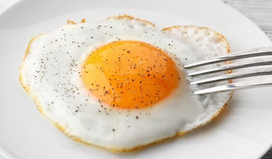 Tips Mengatur Api Saat Masak Telur Mata Sapi